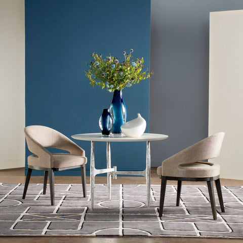 Table à manger ronde Redondo en céramique effet marbre blanc de 42 pouces avec piètement en fer finition feuille d'argent